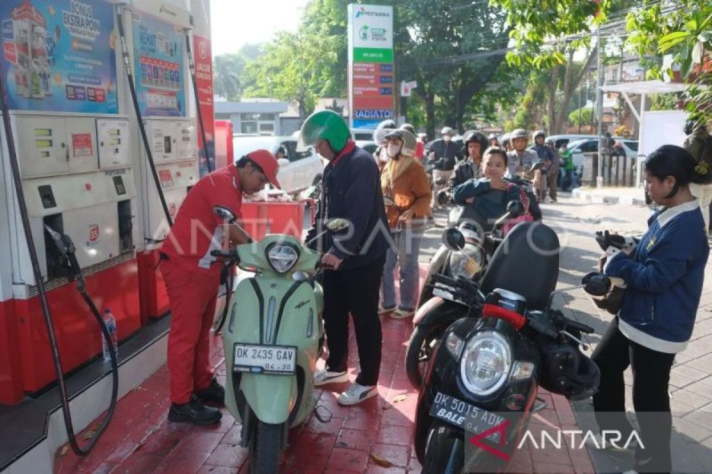 antrean-kendaraan-di-sejumlah-spbu-bali-1pt6h-dom