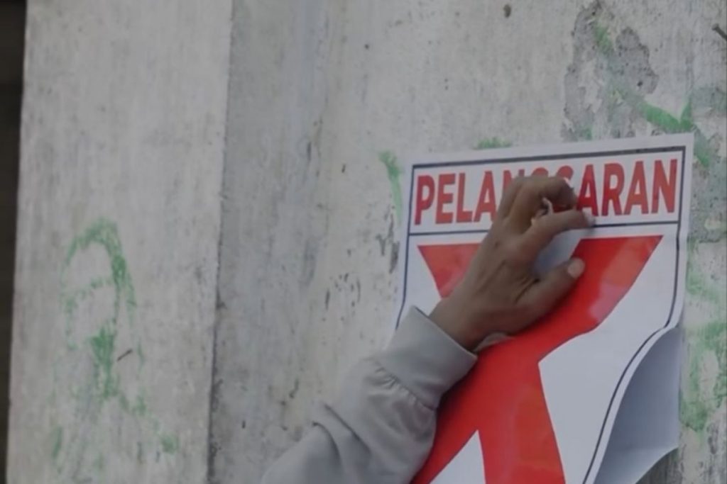 pemasangan-stiker-pelanggaran-2