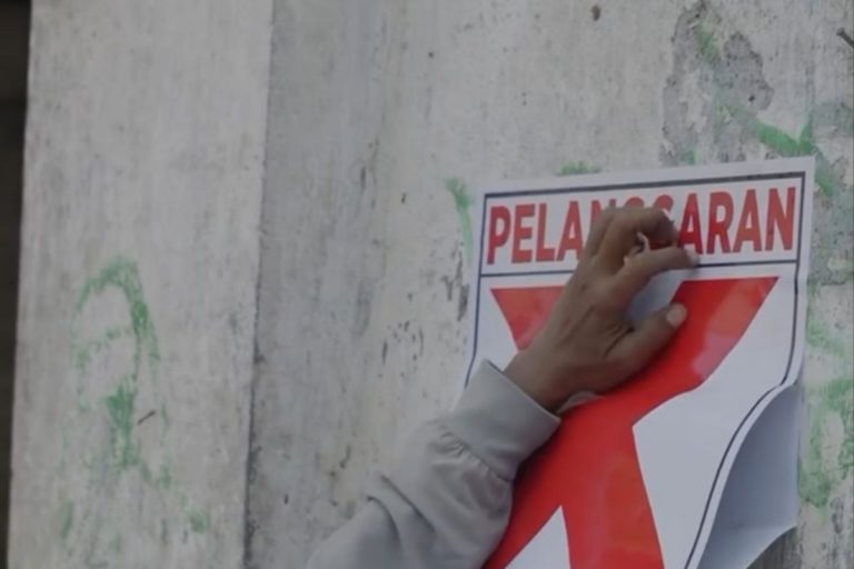 pemasangan-stiker-pelanggaran-2