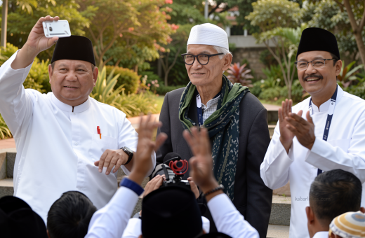Prabowo terima kartu anggota NU di penutupan Muktamar ke-35 NU
