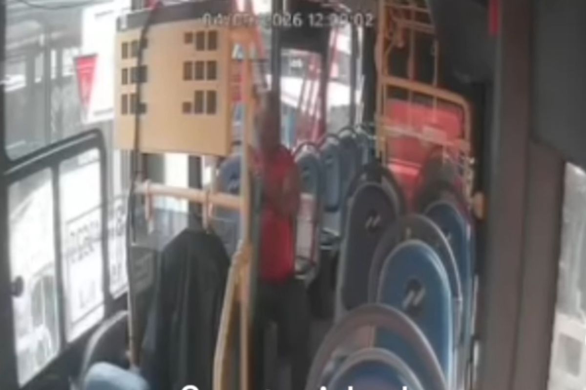 Pria terekam ambil laptop dan iPad yang tertinggal di Transjakarta