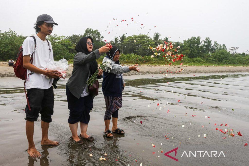 Tabur-Bunga-Untuk-Jurnalis-Dan-Awak-Kapal-Yang-Hilang-Kontak-180926-ab-3